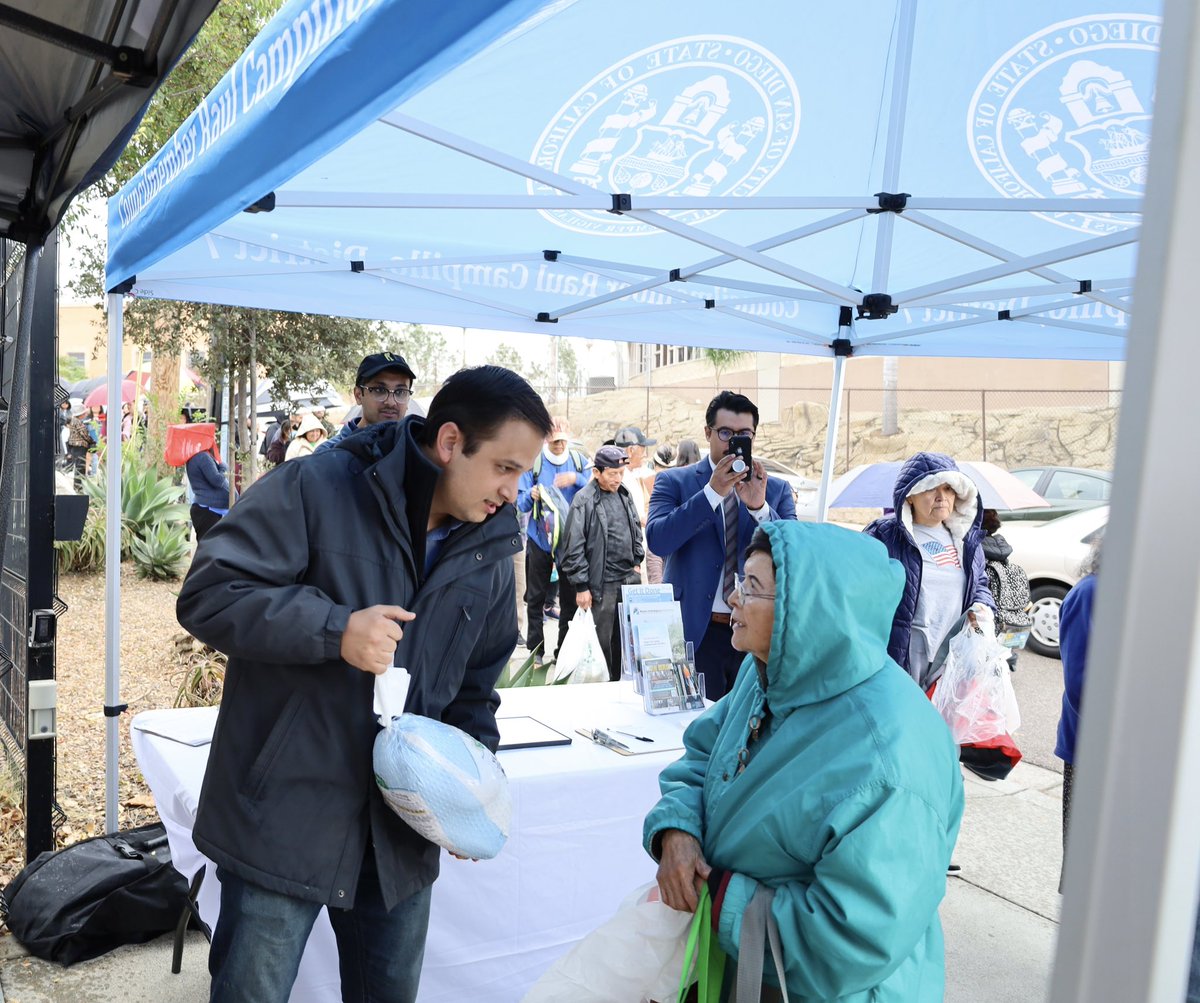 CMRaulCampillo's tweet photo. It was great to be in the community today with my team and Carpenters Local 619 participating in a turkey giveaway hosted by Bayside Community Center. Thanksgiving is all about caring for each other. All received a turkey, pie, and fresh produce. https://t.co/pr7N9UhIj9