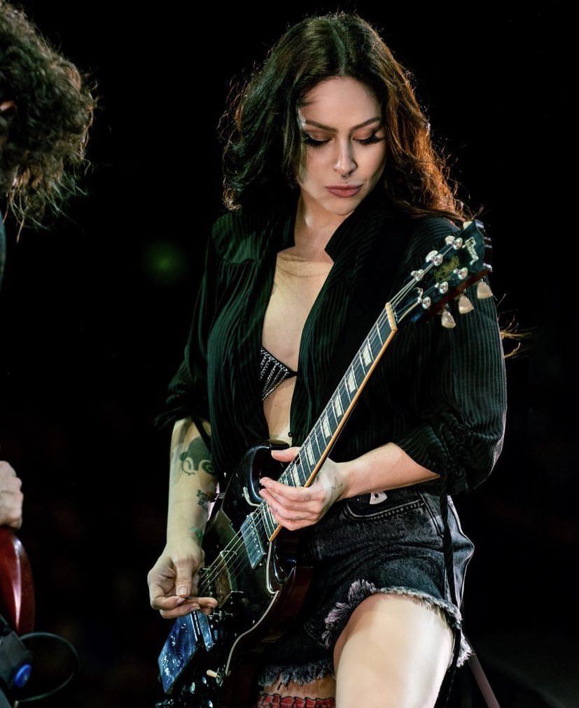 pitty do céu TENHA MISERICÓRDIA 

/ a segunda foto me deixou completamente biruleibe das ideia