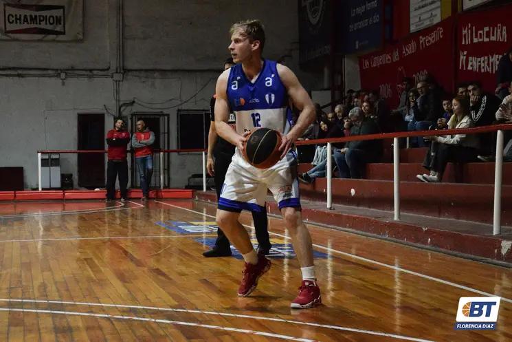 BasquetTotal's tweet photo. #DTAxBT | "ME SIENTO MUY CÓMODO EN ESTE EQUIPO Y EN EL CLUB EN GENERAL"

Sergio Castelo fue una de las figuras en el triunfo de Juventud de las Piedras vs Auriblanco, al término del encuentro conversó con el equipo de BT.

📝@RuffineNicolas

👉 https://t.co/Z4W9oNRE6N https://t.co/HKXXH5rCim