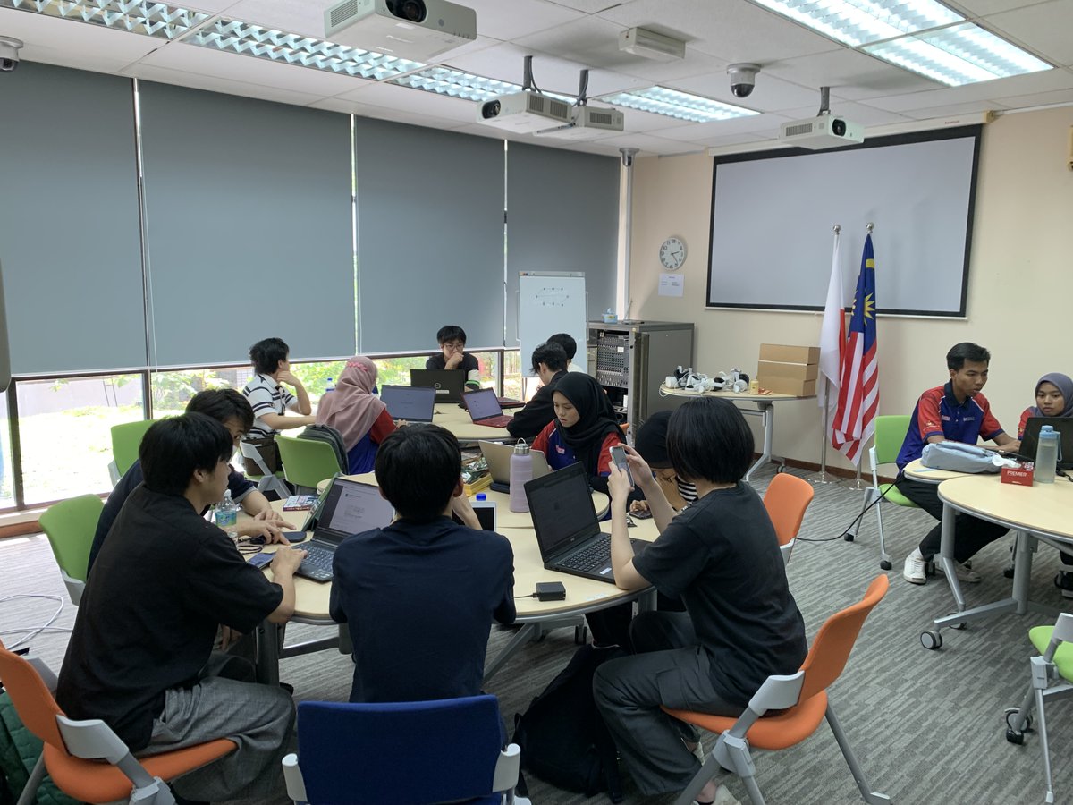 Kyutech_LSSE's tweet photo. 活動初日はUPMの学生とのアイスブレイクタイムでした。英語でコミュニケーションをとりながら一緒にVRの世界を経験しました。午後からはプレゼン内容について話し合いをし、午前と打って変わって静かになり、真剣に話し合っていました #UPM #mobilityprogram #Kyutech #GreenInnovation #九州工業大学 https://t.co/tx5cduernn