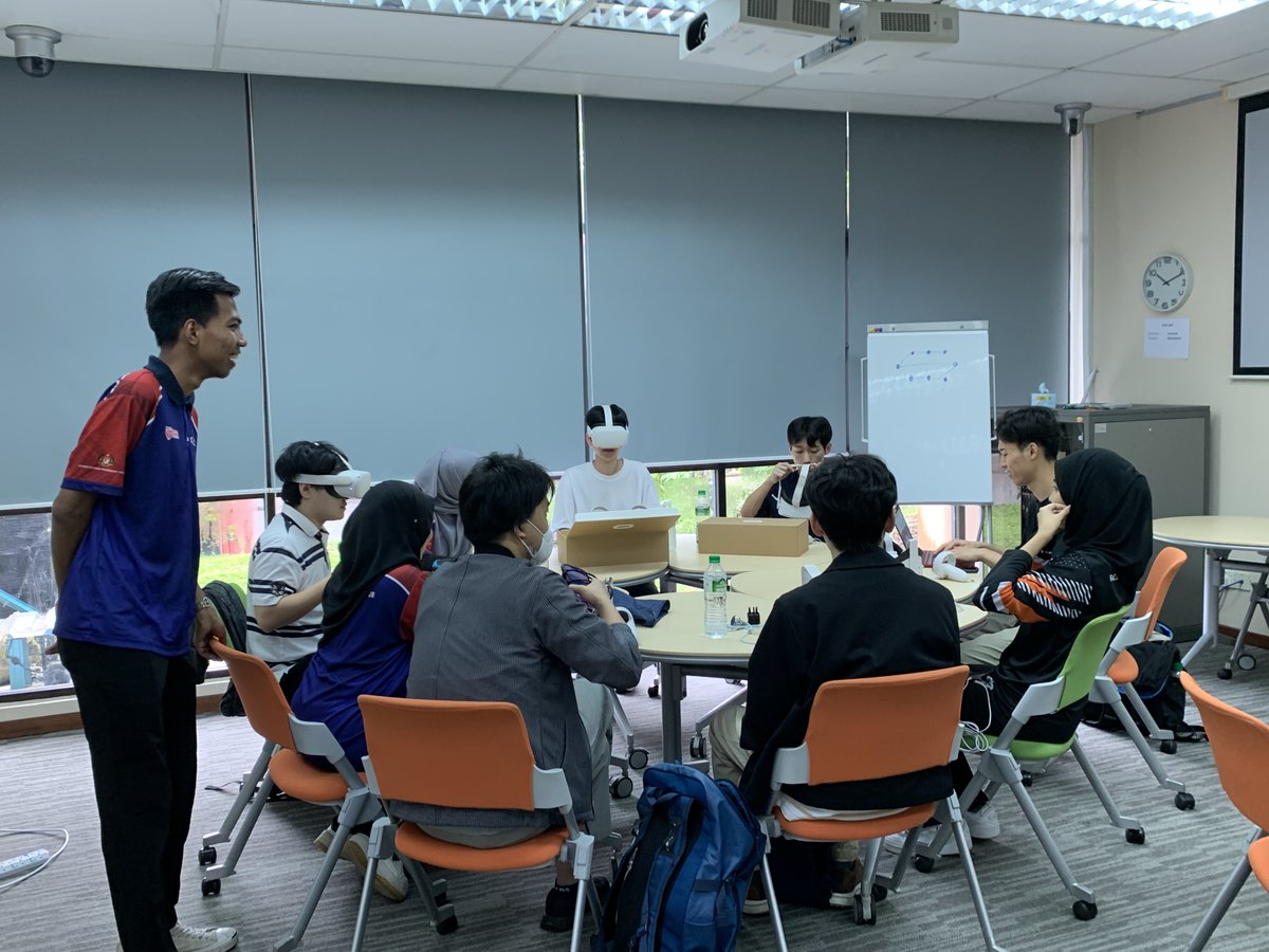 Kyutech_LSSE's tweet photo. 活動初日はUPMの学生とのアイスブレイクタイムでした。英語でコミュニケーションをとりながら一緒にVRの世界を経験しました。午後からはプレゼン内容について話し合いをし、午前と打って変わって静かになり、真剣に話し合っていました #UPM #mobilityprogram #Kyutech #GreenInnovation #九州工業大学 https://t.co/tx5cduernn