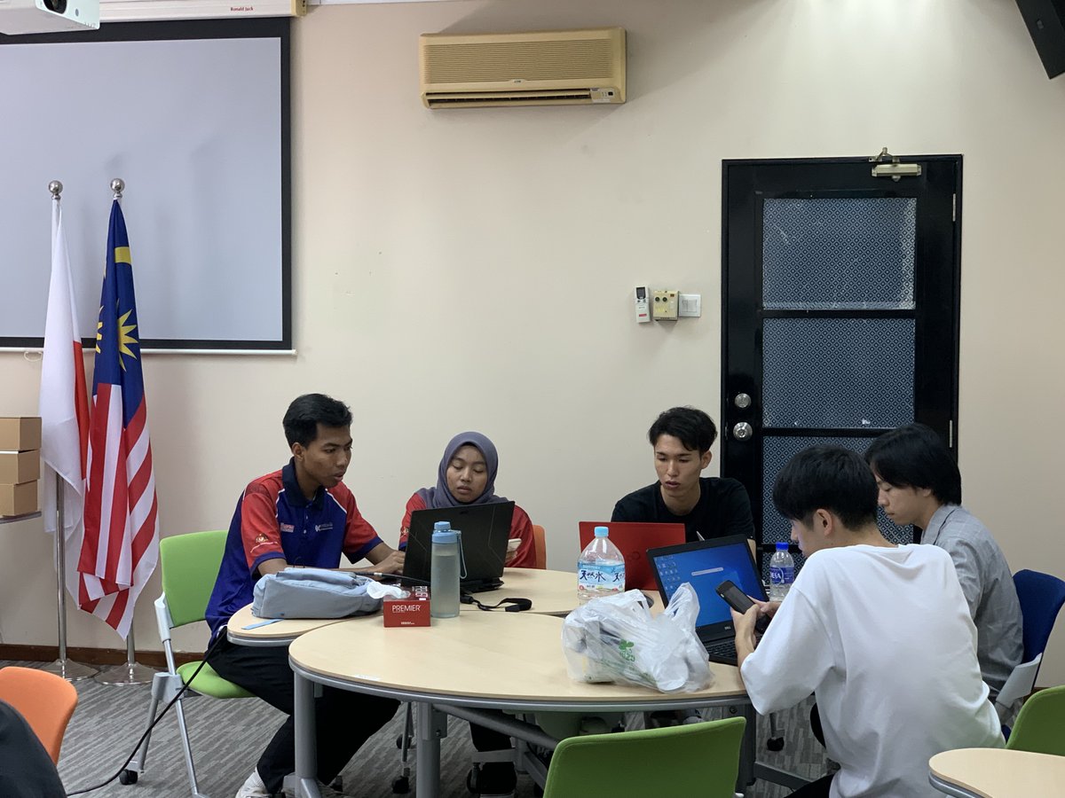 Kyutech_LSSE's tweet photo. 活動初日はUPMの学生とのアイスブレイクタイムでした。英語でコミュニケーションをとりながら一緒にVRの世界を経験しました。午後からはプレゼン内容について話し合いをし、午前と打って変わって静かになり、真剣に話し合っていました #UPM #mobilityprogram #Kyutech #GreenInnovation #九州工業大学 https://t.co/tx5cduernn