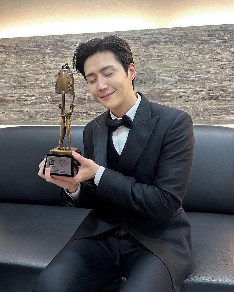 Aomfah1's tweet photo. 🏆ขอแสดงความยินดีกับคุณคิมซอนโฮ รับรางวัล 59th Daejong International Film Awards 
🩵สาขานักแสดงชายหน้าใหม่ จากภาพยนตร์เรื่อง The Childe ด้วยนะคะ

🤟แจกพี่เสือ 5 รางวัล 🐯🐯🐯🐯🐯
🤟 รีทวิต
🤟ติดแท็ก+รูปพิซอนที่ชอบ
#Daejong #DaejongFilmAwards 
#TheChilde #KimSeonHo #คิมซอนโฮ https://t.co/KEpVae9rRg