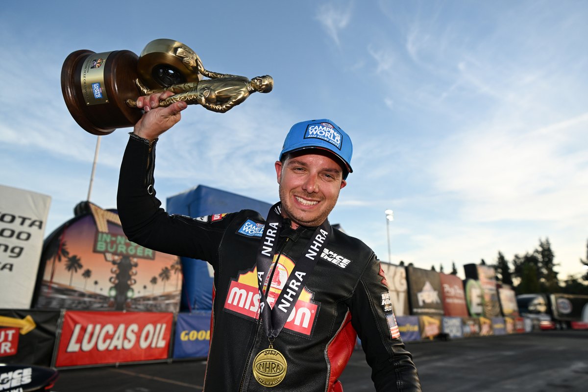 Counting his PSM Championship Wally, #GaigeHerrera has a special 12-pack to forever remind himself of a great 2023 season #PSM #ProStockMotorcycle #VanceAndHines #Suzuki #MissionFoods #Winner #NHRA #PomonaDragstrip #DragRacing #California #InNOutBurger racingpromedia.com/post/12-gaige-…