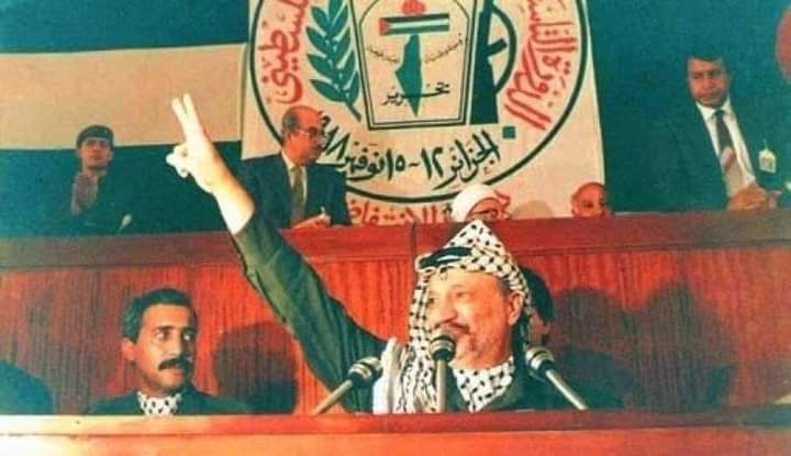derradjihafid's tweet photo. لمن لا يعرف ..
في مثل هذا اليوم قبل  35 عاما بتاريخ 15 نوفمبر 1988 تم الإعلان عن قيام دولة فلسطين بالجزائر العاصمة ، حيث ألقى خطاب إعلان الدولة الرئيس الفلسطيني الراحل ياسر عرفات الذي أعلنها قائلا : 
بإسم الله،، وباسم الشعب العربي الفلسطيني نعلن قيام دولة فلسطين فوق ارضنا الفلسطينية وعاصمتها القدس الشريف 
عاشت فلسطين حرة عربية.

دولة الثوار الأحرار أعلن عن تأسيسها على أرض الثوار و الأحرار التي كانت ولا تزال حاضنة شعب وقيادة و مقاومة و عقيدة سكنت عقول و قلوب أجيال و أجيال ، توارثت الكفاح والنضال في سبيل قيام الدولة على أراضيها قريبا بإذن الله .