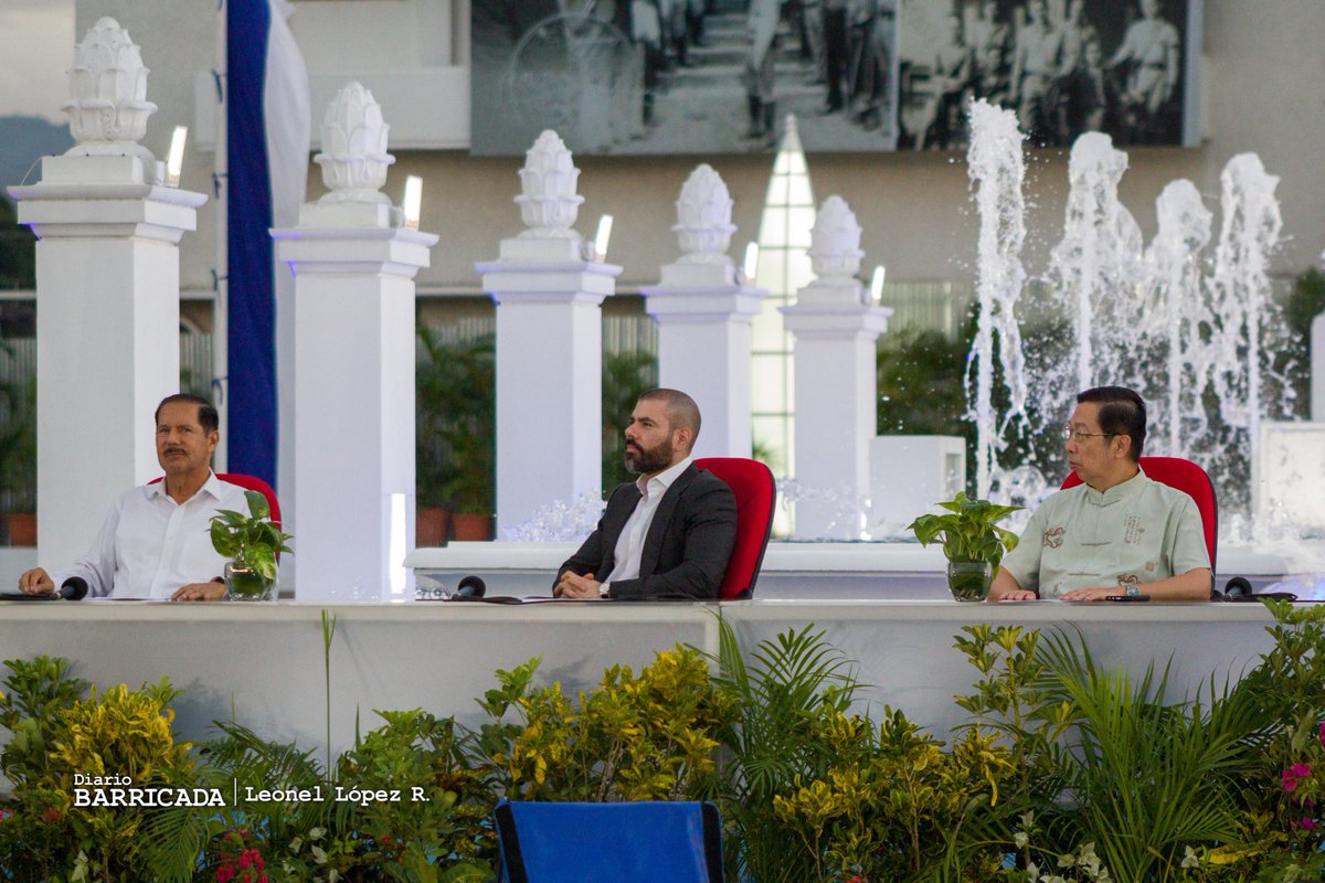 db_nicaragua's tweet photo. 1/4 #PuebloVictorioso | Nueva flota de buses es entregada por autoridades del Gobierno Sandinista y representantes de la Embajada de la República Popular China 🇨🇳en Nicaragua 🇳🇮
🚍🚍🚍🚌🚌 https://t.co/H8osS6ZDaR