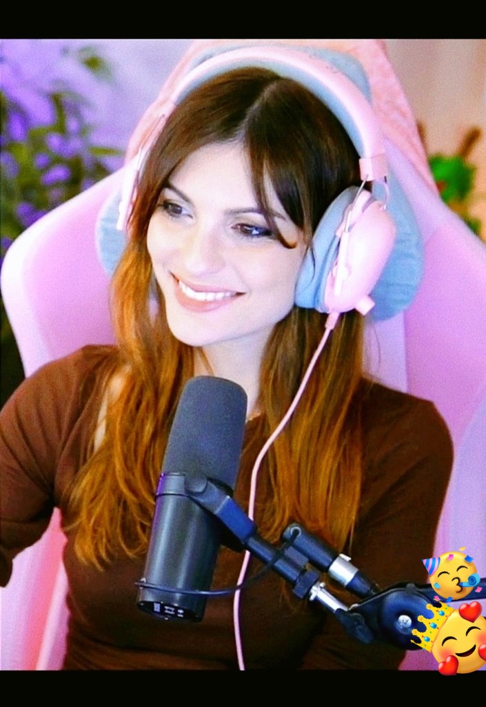 esevega28's tweet photo. @IamCristinini gracias por el stream y por tanto Bonita, que termines una buena noche y que sigas disfrutando y sonriendo cada día más de lo que se merece la vida para ti, vales mucho, sigue cumpliendo y cosechando exitos, descansa, besitos y dulces sueños, TKM 😘💙🎉😇 https://t.co/rxds7ysmuh