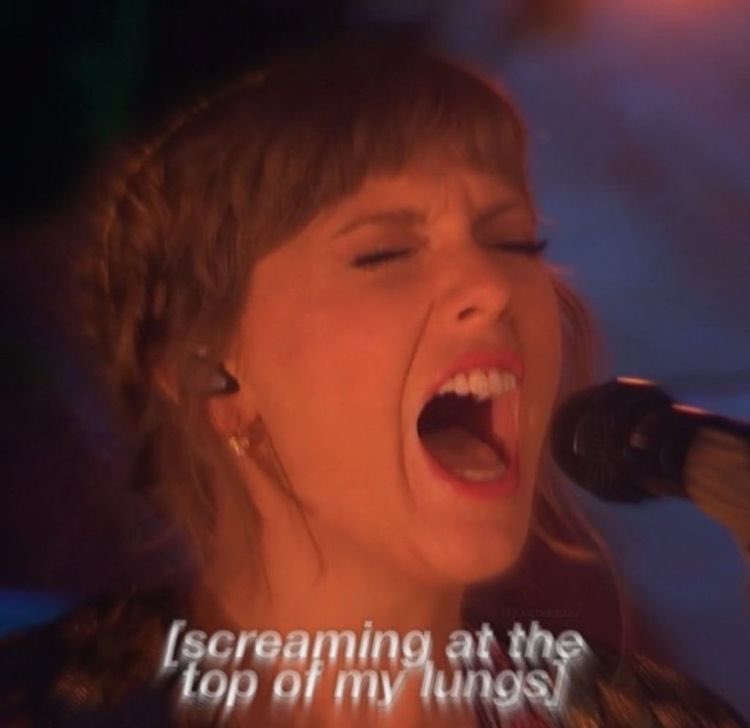 *Suena una canción de Taylor en un lugar público* 

Yo inmediatamente: