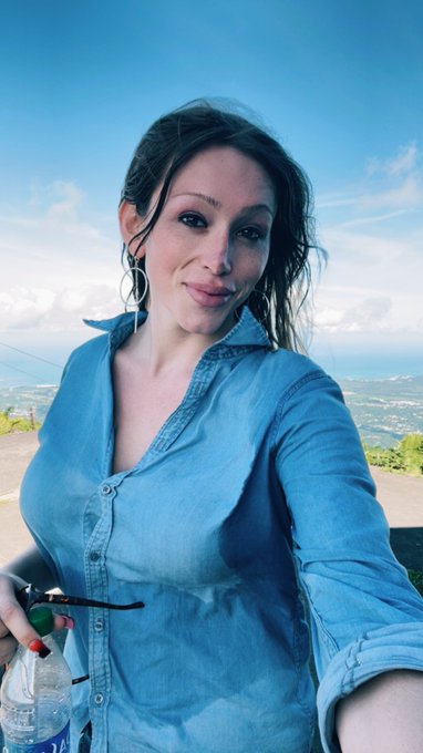 Some people are alcoholics, some are 300+ pounds, some people smoke too much,everyone&rsquo;s got issues. That&rsquo;s