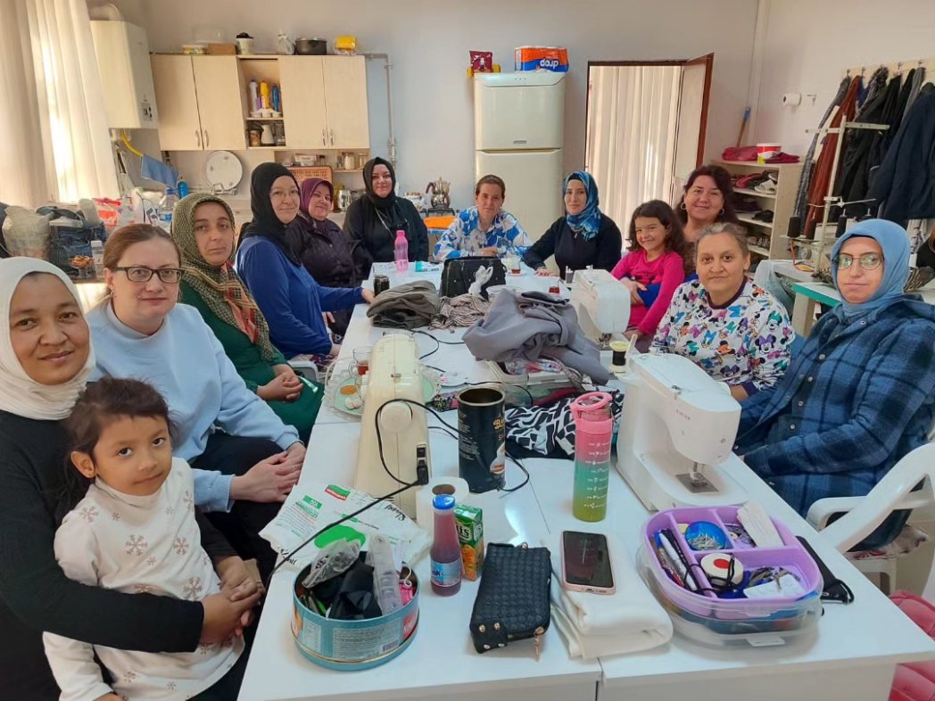akkadinbilecik's tweet photo. İl Kadın Kolları Başkanımız @HasitMutlu  Halk Eğitim Merkezimizin  Osmangazi Mahallemizde bulunan dikiş kursumuzu ziyaret ederek değerli hanımlarımıza işlerinde kolaylıklar dilediler.
#AKPARTİBilecikKadınKolları https://t.co/vgG6UmJUW1