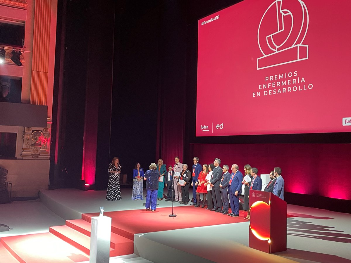 fuden_es's tweet photo. 👏Es el momento de reconocer el trabajo de los finalistas de estos #PremiosED.

Reciben su diploma de manos de los actores de la película ‘Campeonex’.

¡Gracias a todos ellos por su trabajo!

Sigue los #PremiosED 2023 a través de este enlace ➡️ https://t.co/dgpxGn6dew https://t.co/yA3HfI1hq9
