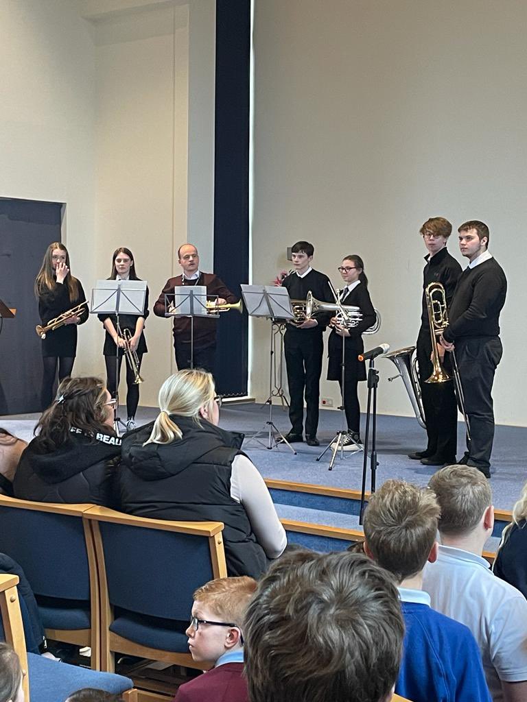 music_carrick's tweet photo. What an amazing afternoon performing with the Sensational Six Primary schools @carrickcentre ! 

Thank you so much to Miss Nelson, @swalkermusic and our amazing @Carrick_Academy pupils - both brass and vocals. Well done, everyone! 

@SAMusicService 

#superstars 🌟🎶🎤🏆🎺 https://t.co/bDoVyx8zv4