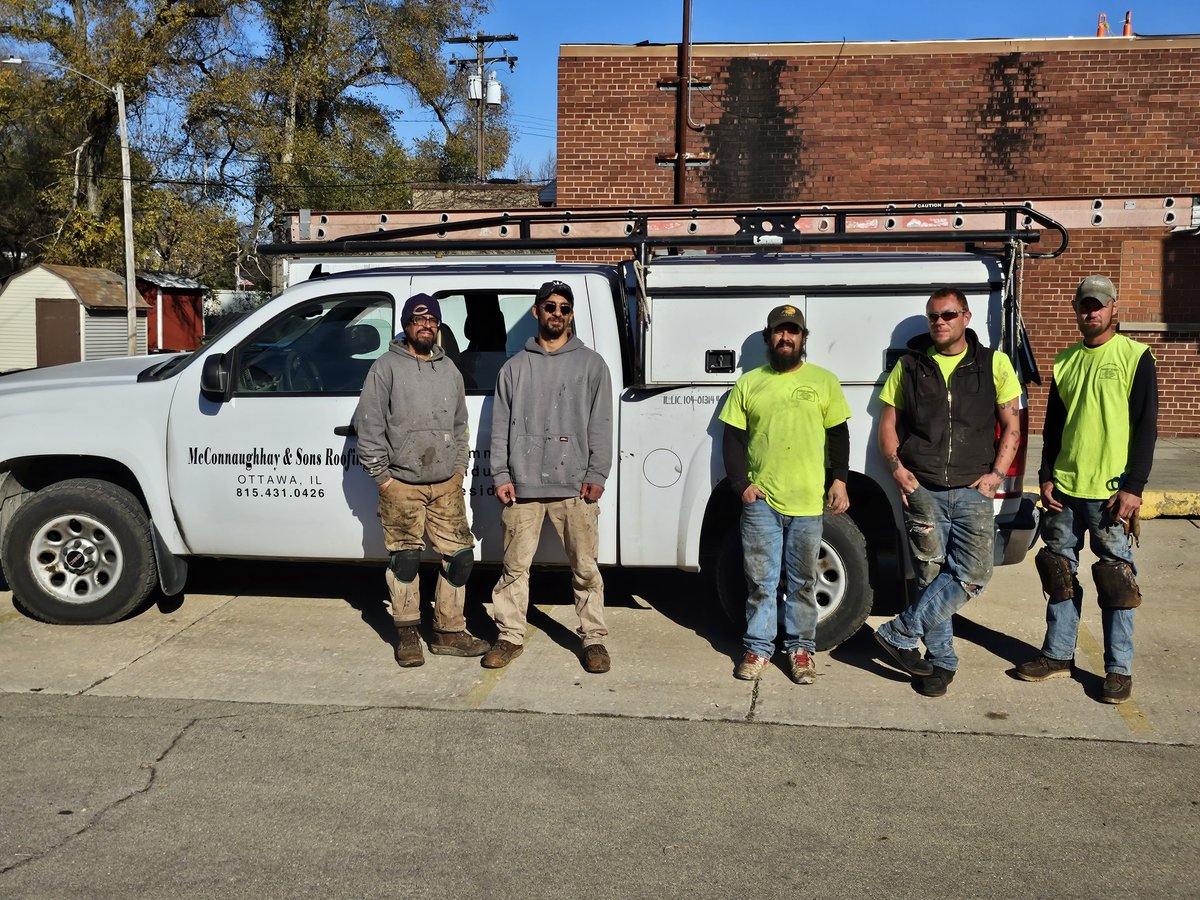 RoofersLocal11's tweet image. McConnaughhay &amp;amp; Sons Roofing  working on the VFW hall in Ottawa
#UnionStrong
Pictures via Vice President, Business Representative Larry Gnat