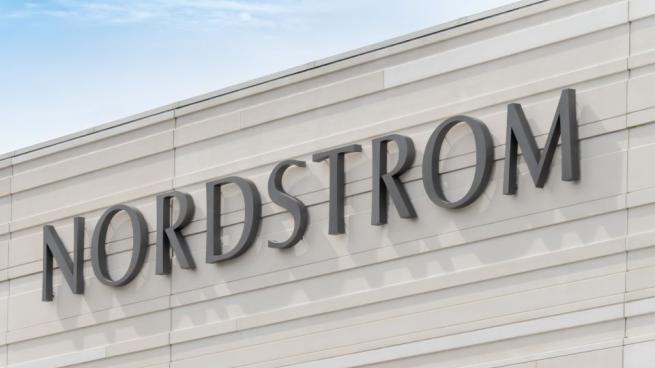 Times7Research's tweet photo. @Nordstrom  is taking supply chain optimization to new heights, focusing on RFID initiatives and returns processing.  Supply chain costs per unit have decreased by 5% in Q2 2023. Operational efficiencies and customer benefits soared. https://t.co/GjSc30tOfg

#RetailTech https://t.co/76mWFE8Enf