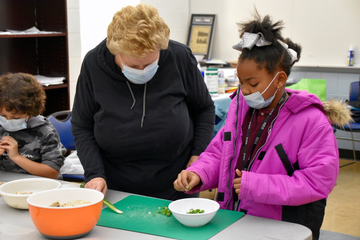 BGCChester's tweet photo. This program has won the Delaware County Youth Gardening award and continues to make an impact in the lives of youth every day. 🍉🥬🍅🥔🫑🍈🍓

Visit our website to learn more.
https://t.co/vp3wnM4Rak https://t.co/o2LFjadFxv
