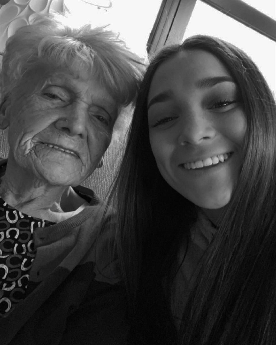 Eviesmith36's tweet photo. A goodbye I was never ready to face. Thank you for being my best friend🕊️ I’ll love you forever❤️ https://t.co/dtHhTWXKwI