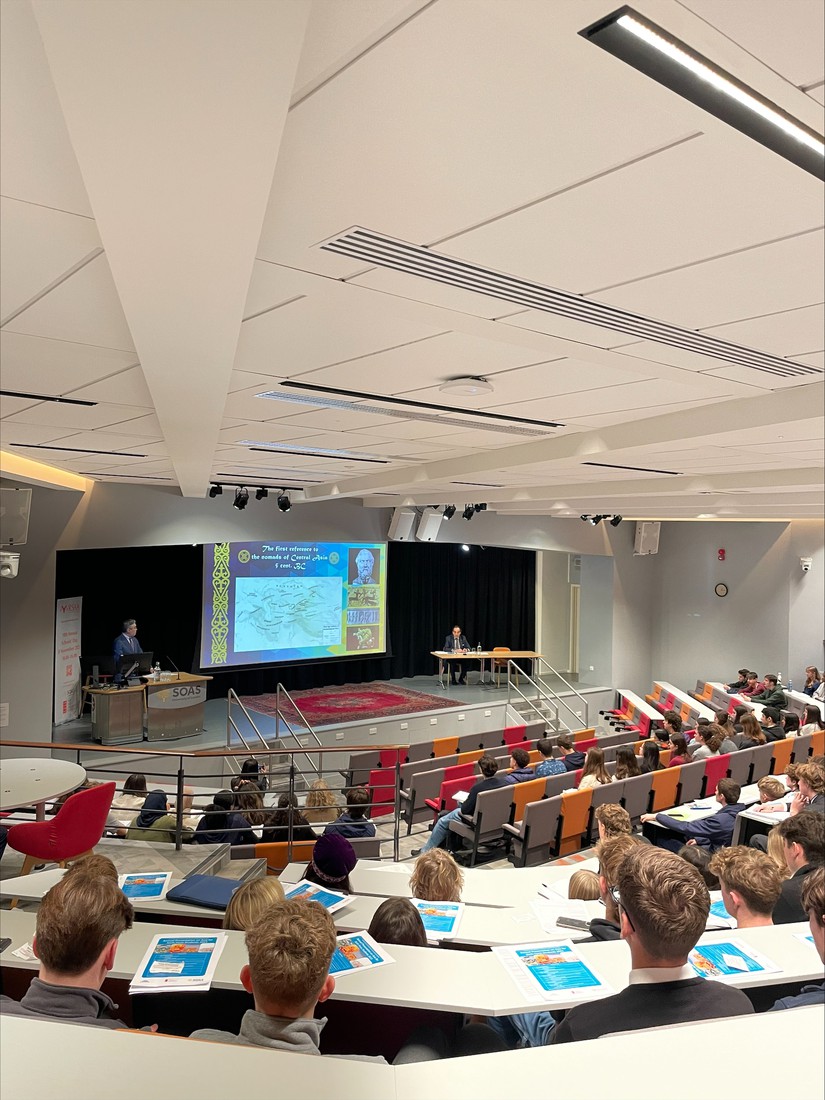 angloeuropean73's tweet photo. Our Lower Sixth students embarked on an enriching trip to SOAS, @UniversityofLondon. 
The students networked with SOAS academics and many experienced a university lecture-style deliver for the first time. 
#AngloFamily #LowerSixth #SOASVisit #InterculturalLearning @LondonU https://t.co/YHU7B3ARzY