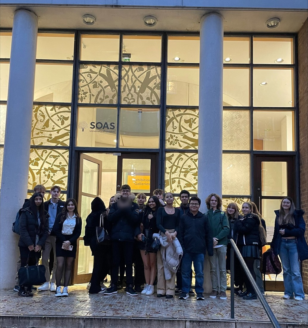 angloeuropean73's tweet photo. Our Lower Sixth students embarked on an enriching trip to SOAS, @UniversityofLondon. 
The students networked with SOAS academics and many experienced a university lecture-style deliver for the first time. 
#AngloFamily #LowerSixth #SOASVisit #InterculturalLearning @LondonU https://t.co/YHU7B3ARzY