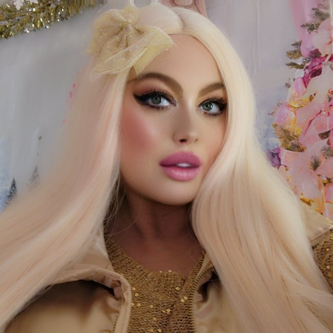 Celebrating my Best Room Decor Contest win 🥳✌️  Come Join me, I'll be online soon - link in my Profile<a href="/tag/tattoomodel"class="tags"><span>#tattoomodel</span></a><a href="/tag/holidaysarecoming"class="tags"><span>#holidaysarecoming</span></a>