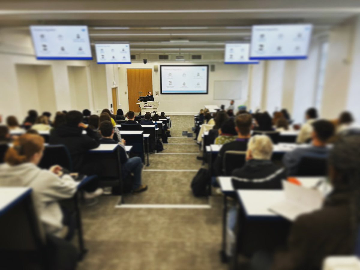 Always great chatting to prospective students about forensic linguistics! We discussed indeterminacy in meaning, police interviews, and linguistic profiling 🕵🏼‍♀️ Thanks @lovermob for the 📸
