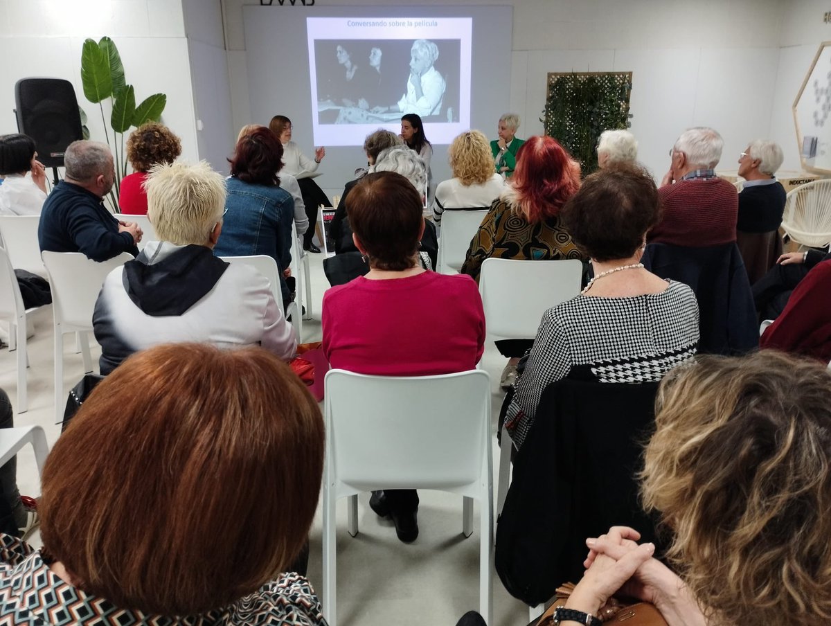 laaab_es's tweet photo. 👏🎬Exitazo de publico en la última sesión de cinefórum de #ComunidadAspasia en el @laaab_es.

🤗Gracias a todas las y los participantes por haber hecho posible este espacio de encuentro y reflexión sobre la participación femenina a través del cine. https://t.co/s4NViL1sLx
