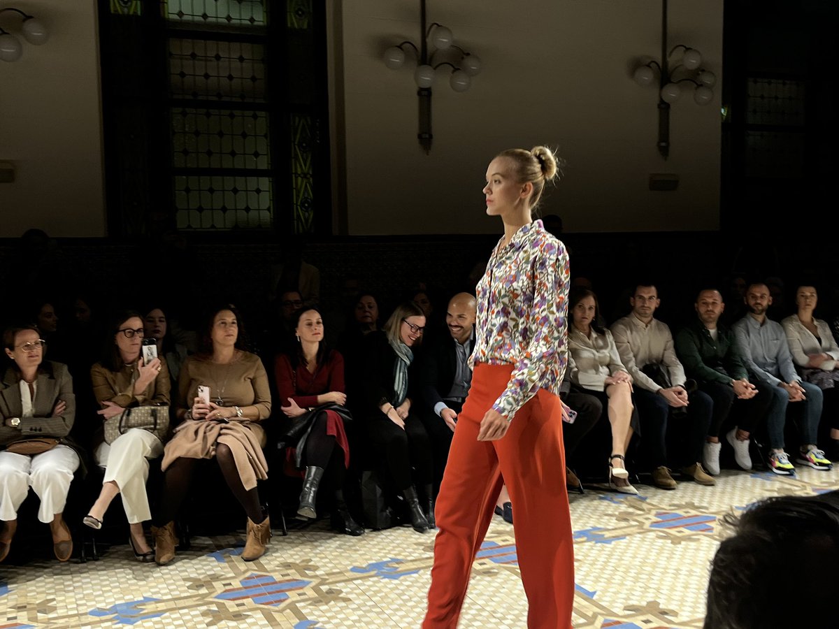 RotativoUCHCEU's tweet photo. Arranca la última jornada del día con Irene Serrano que presenta looks formales de oficina.

#semanadelacostura
#isabelserrano https://t.co/NT4LoApqTv