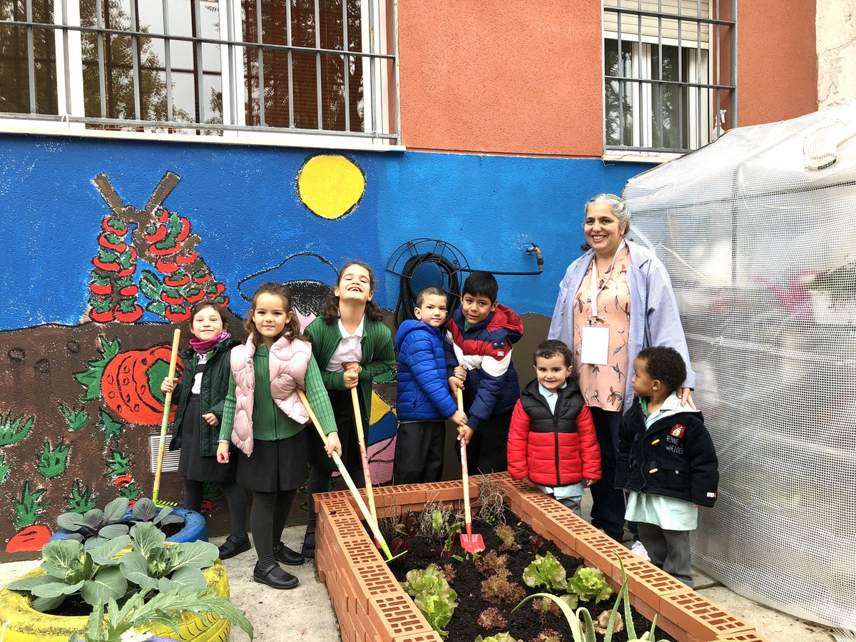 SalesianasSJ's tweet photo. Una vez más, nuestro centro se ha convertido en una de las sedes de la Convención Educativa #innovaPRO que muestra a profesores y directores de diferentes países los proyectos de innovación que se integran en nuestro Proyecto Educativo.
#LaAlegríaDeCrecerJuntos https://t.co/4qUhh8BOpQ