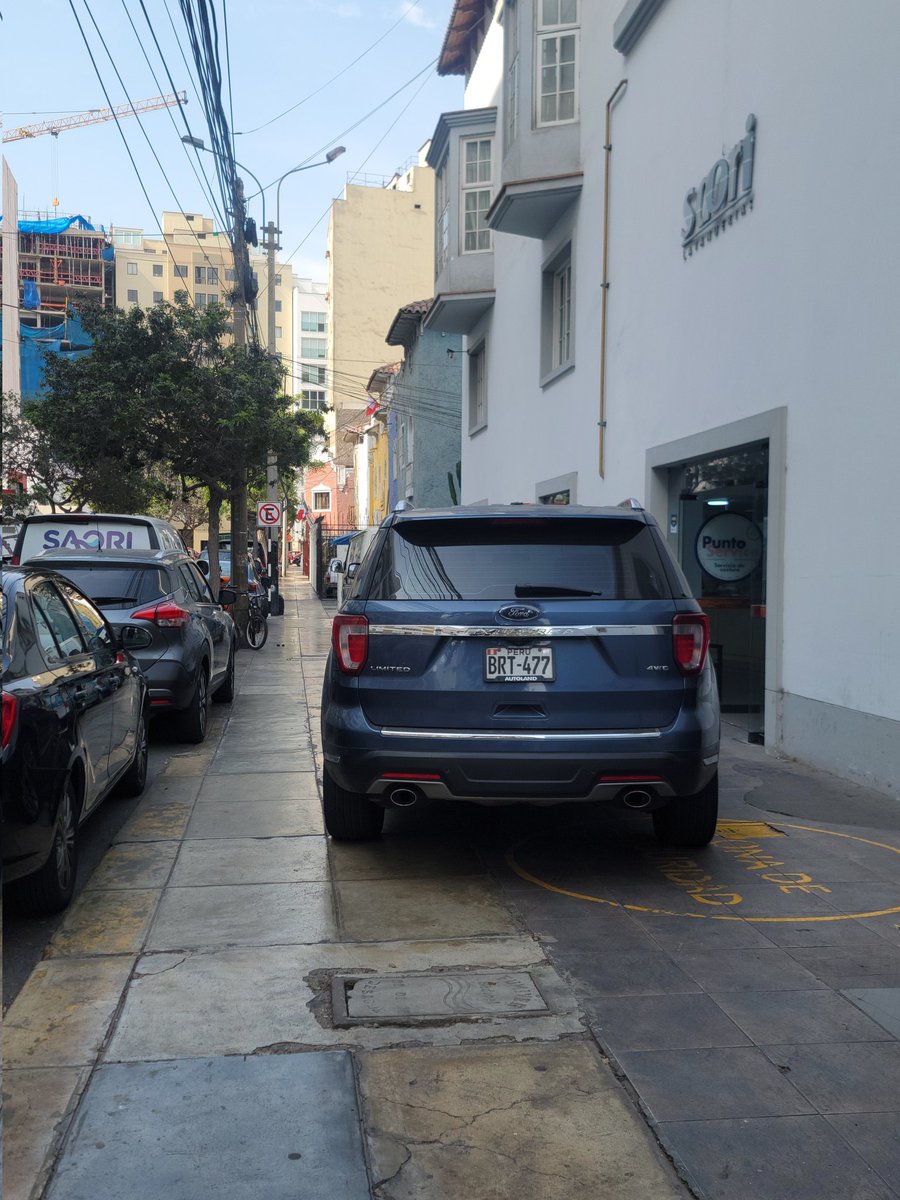 Gutty_rivera's tweet photo. Algún día la @MuniMiraflores multada a esta lavanderia por dejar que sus clientes se estacionan asi...??? No es la primera vez #LaVanderiaSaori https://t.co/4rRY9RmRGM