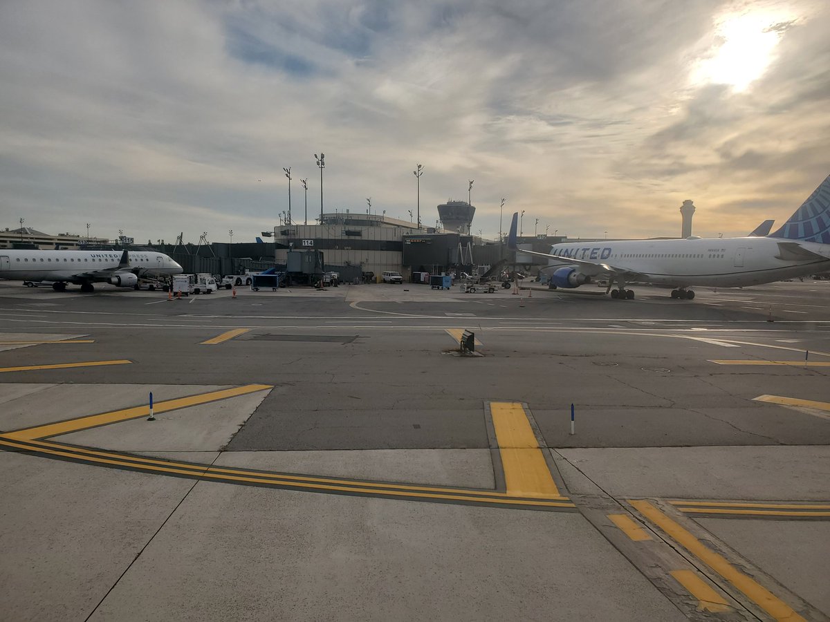 TerryAnker's tweet photo. Ha. Waiting for a gate @EWRairport is like waiting for a table in an empty restaurant. https://t.co/5k9QkNOwjs