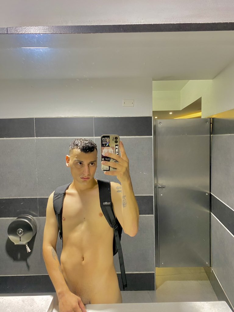 StivenJonnier's tweet photo. Quien me acompaña a dar una vuelta😏

#LGBT #lgbt #gay #foryoupage #foryou #viral #FolloMe #follo4folloback #follo4follo #like4like #Like #like #photo #photography @cruising_cali @Cali_Gay1  @MisterPornoGay @BrasiliaLgbt @Bwhitecats_ @ElgorRahmikik @OnlyMens_ @elgolosowar https://t.co/x3h7zmuPRo
