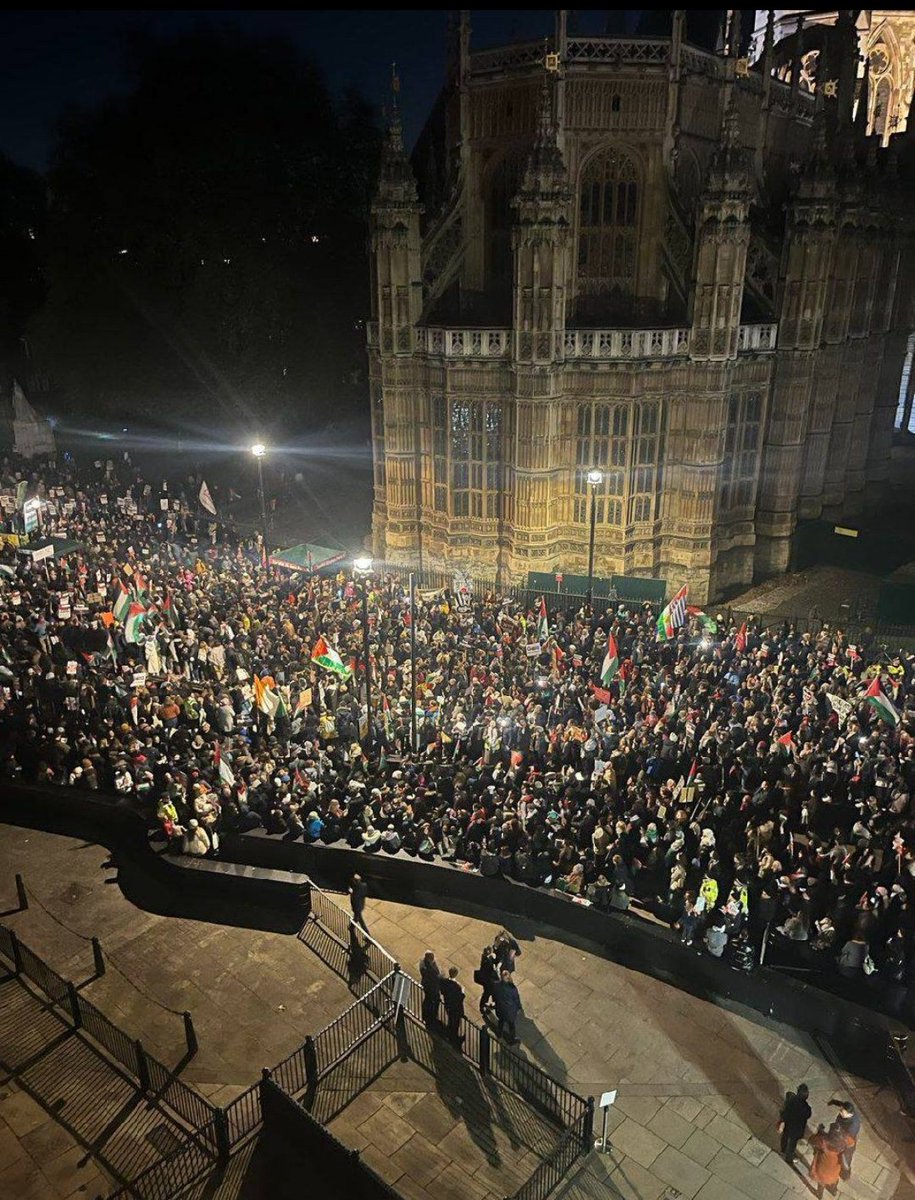 YetenAyla's tweet photo. @digermesele The most cowardly, most immoral and most brutal army in the world.
This is the British parliament building
The world doesn't believe you
#IsraelKiller
#Killer @VP
#KillerIDF 🔻🔻🔻🔻🔻🔻 https://t.co/nUqm6jLuMi