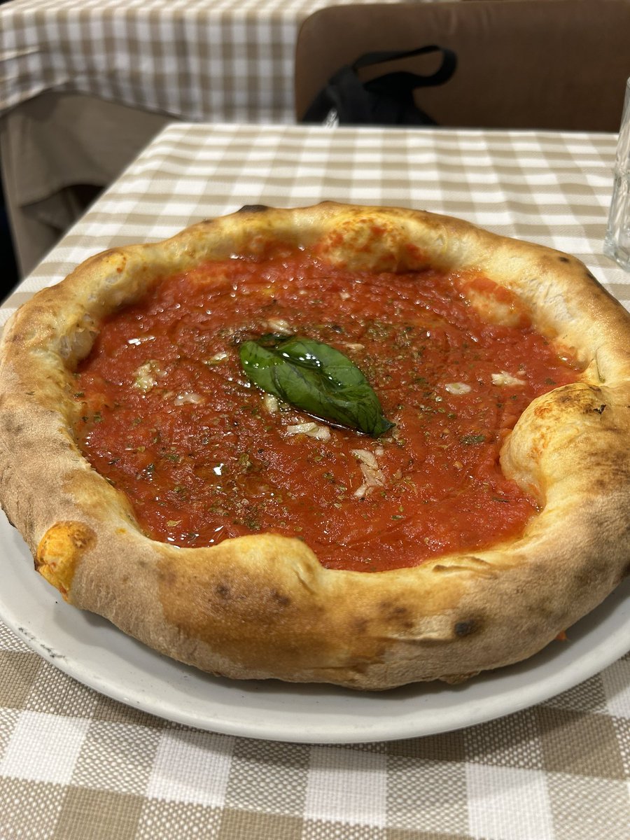 amirbrown1's tweet photo. Classic Italian Pizza in Milan. Dinner time. https://t.co/aObNCMEEKu
