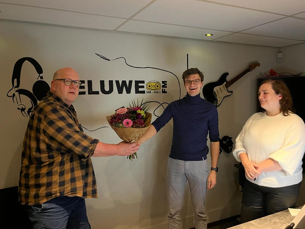 Zojuist waren we te gast bij VeluweFM voor het programma Klein Den Haag. Een aantal weken geleden hield Bas Tempels zijn 3000ste aflevering van DWWW! Van harte met deze prestatie!