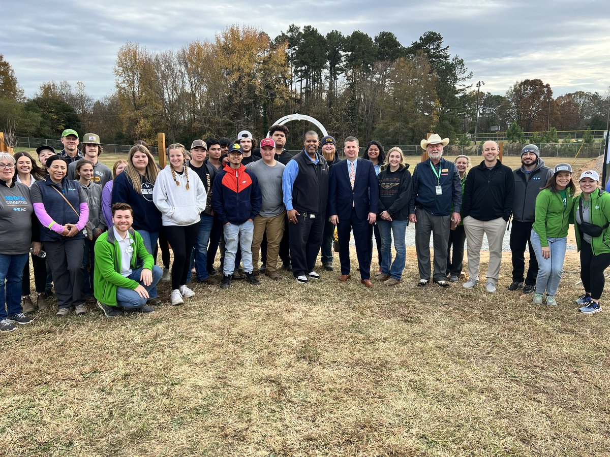 Thrilled to be @WingateESNC this afternoon for the unveiling of a brand new outdoor learning lab! BIG Thank You to @OutTeach_NCSC and @BlueCrossNC for your support and partnership on this amazing project! #TeamUCPS #AgTech #BeTheBest @UCPSNC 👏💯👏💯