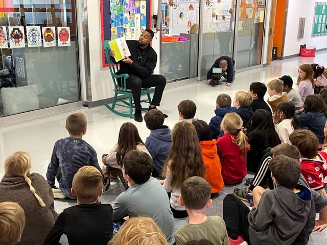 APSCARDPR's tweet image. 7 News morning anchor Robert Burton read to @APSCardinalElem  3rd graders as part of his Reading with Robert program which promotes reading
#APSisAwesome  #APSGetInvolved