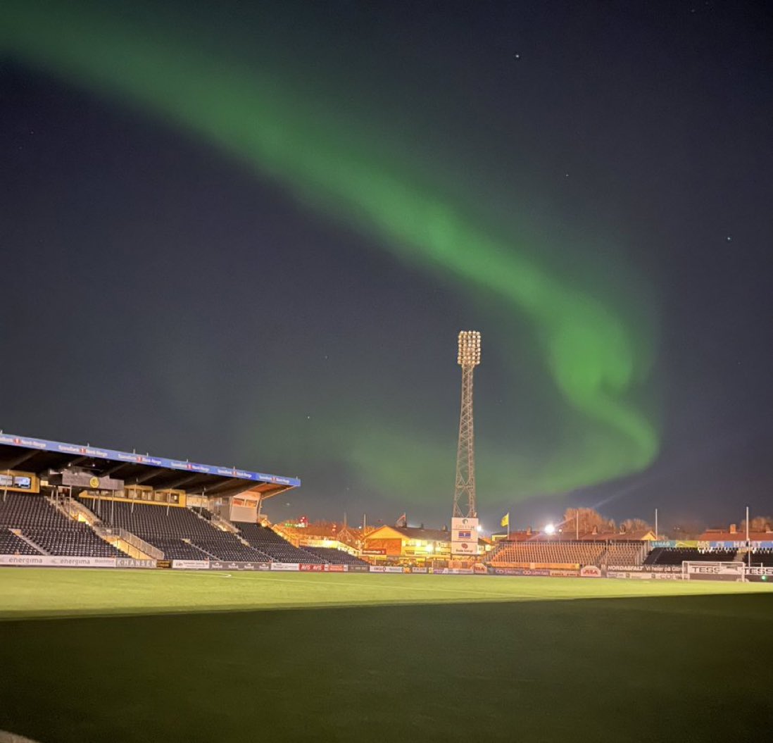 😍 ¿Hay algo más bonito que auroras boreales en un campo de fútbol?

Preciosa imagen de <a href="/FrankAmundsen89/">Frank</a> del Aspmyra Stadion, feudo del Glimt.