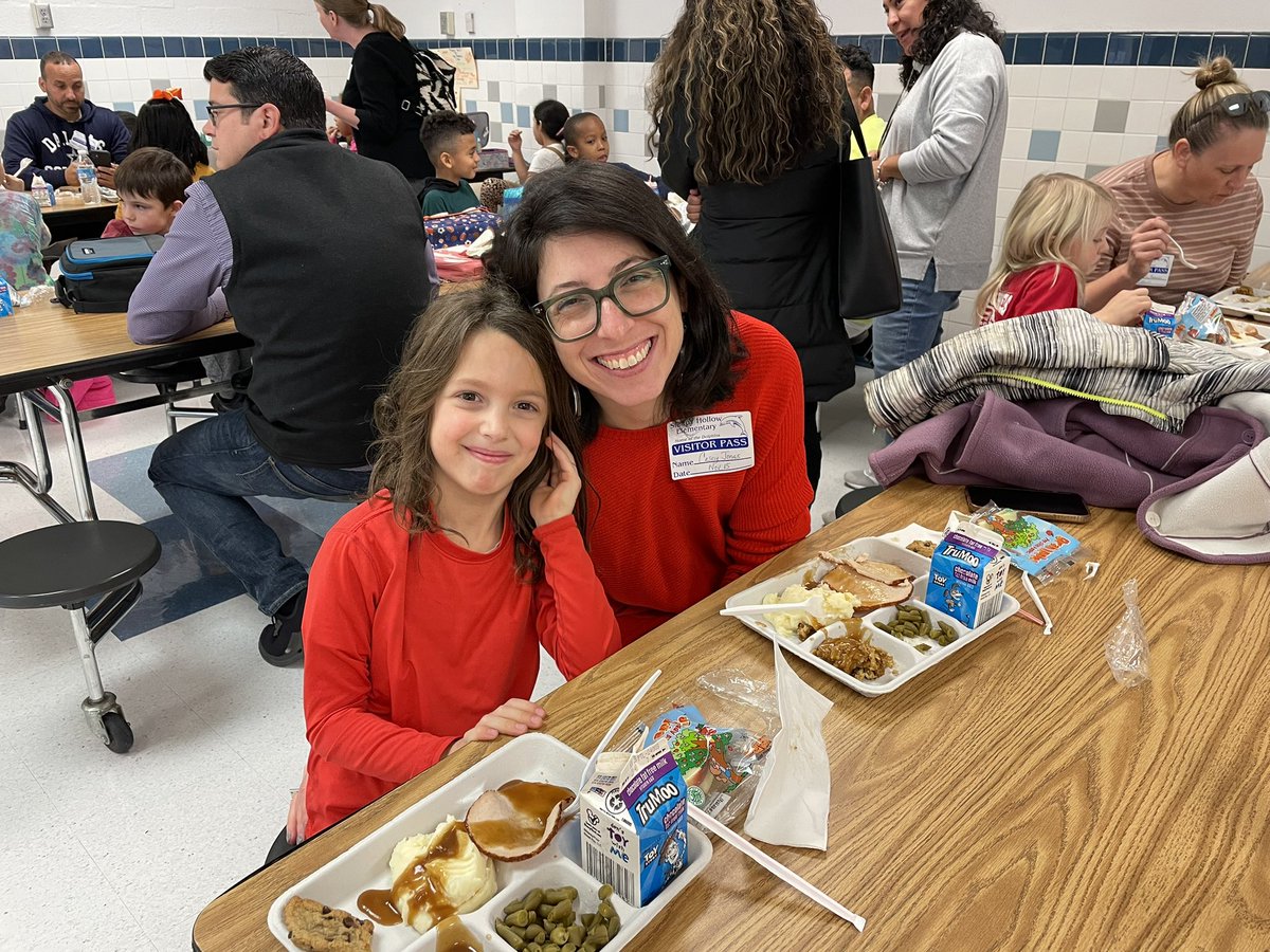 SHES_Dolphins's tweet photo. It was great having so many families here for lunch! The Thanksgiving luncheon was once again a huge success! Thank you to our staff and volunteers who helped out! #FCPSR2 https://t.co/YSoq2HZfQZ