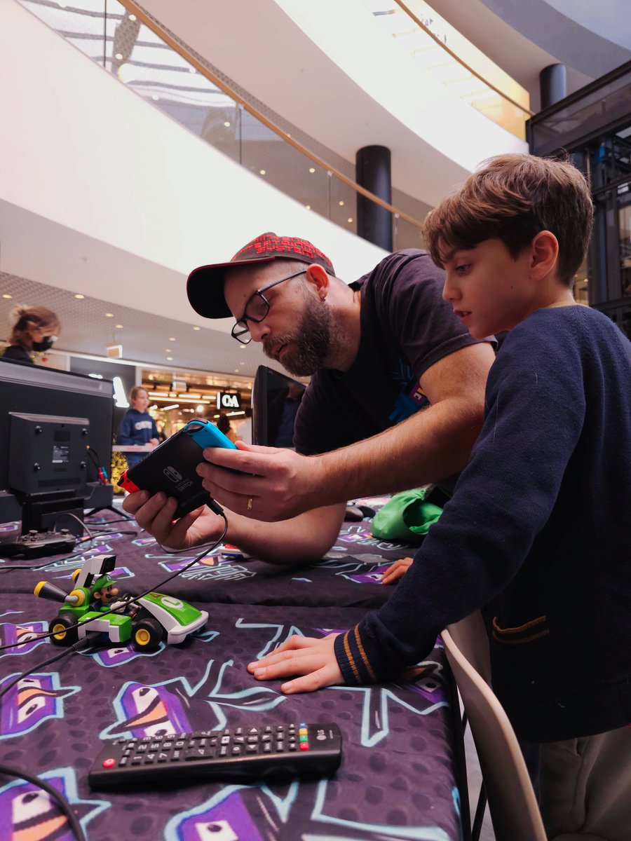 KbirdOfficiel's tweet photo. Flashback de l'événement "Kbird Challenge" ! 🏁
📍@balexert
⏰️ 11 novembre 2023
📸 Nyaxy
#memories #balexert #mariokart #switch #kbirdevent #family #gaming https://t.co/7IyY9F6WNm