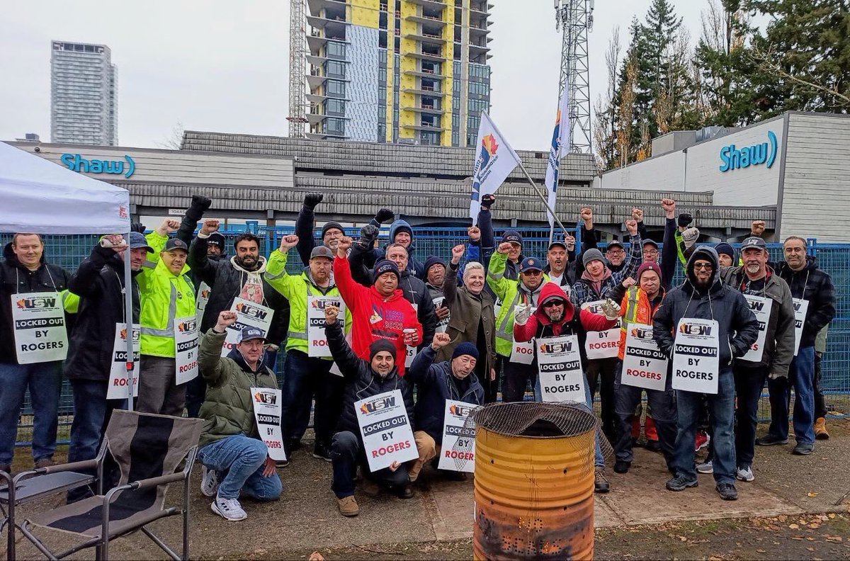 usw1944's tweet photo. Many thanks to NDP MP Bonita Zarrillo who was standing in solidarity and showing support on the Unit 60 Surrey picket line today!
#solidarity #FairContractNow #EndTheLockout #USWLocal1944 https://t.co/nrO4kEjnpC