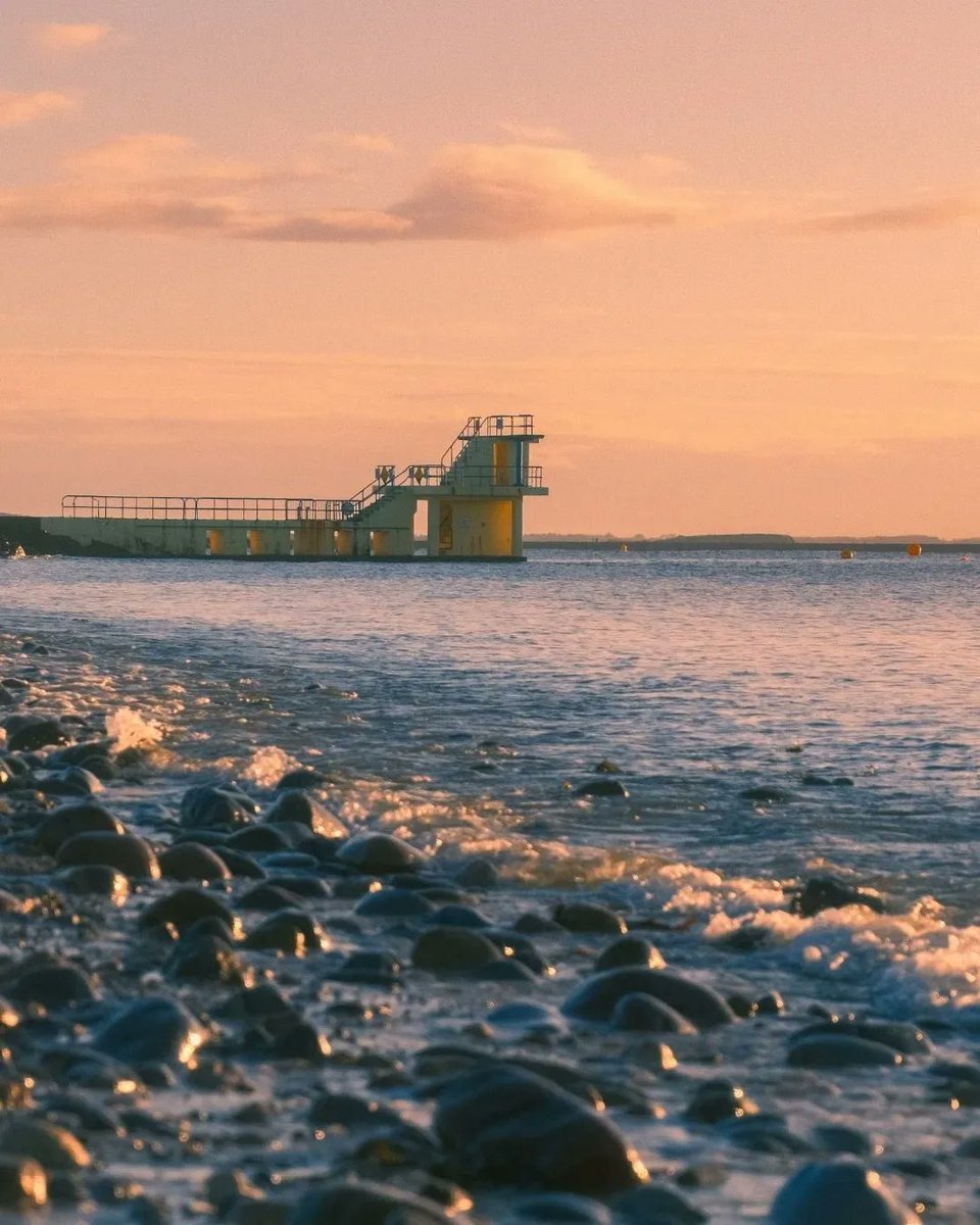 visit_galway's tweet photo. We absolutely love this collection of photos of the iconic Blackrock Diving Tower... Hats off to @BrendanOBrienIE for these awesome shots! 🌅🏊😍

#BlackrockDivingTower #SalthillProm #Salthill #WAW #WildAtlanticWay #Galway #Ireland #VisitGalway

📖 https://t.co/7suWvRL7AO https://t.co/BLIgIGZp7r