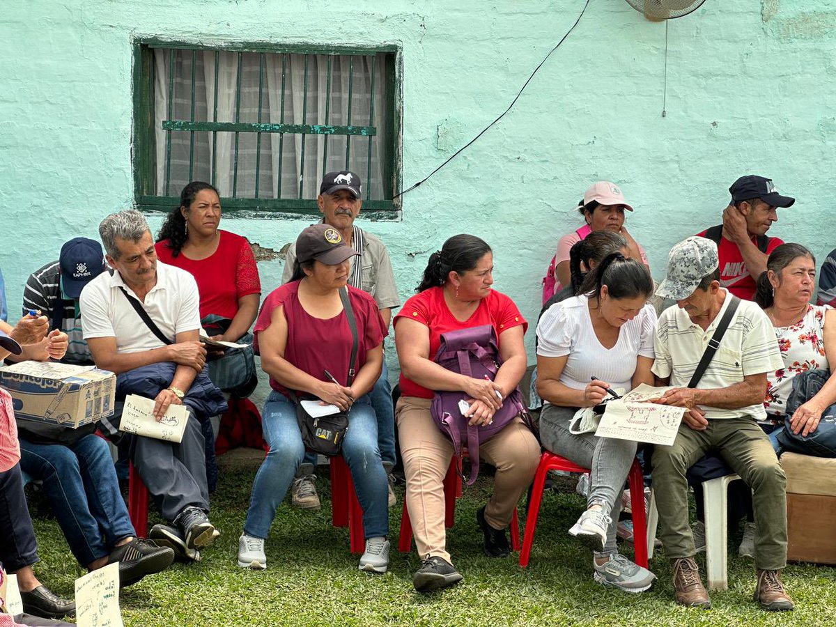 Agroprototipos's tweet photo. 🚀☕️ Nuestro equipo se reunió con productores y caficultores en La Vereda 7 de Agosto Moral, Tambo, Cauca. Fue una oportunidad para intercambiar experiencias y fortalecer lazos con la comunidad cafetera. 🚀☕️ https://t.co/G3HCQKth4r