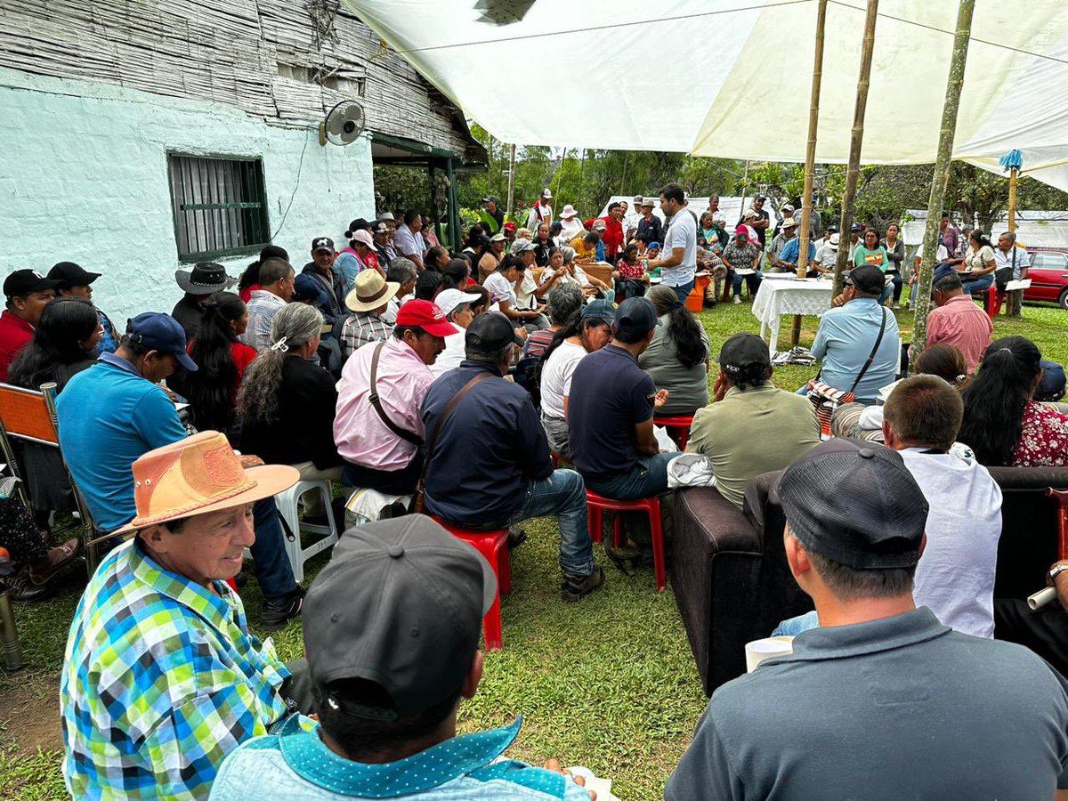 Agroprototipos's tweet photo. 🚀☕️ Nuestro equipo se reunió con productores y caficultores en La Vereda 7 de Agosto Moral, Tambo, Cauca. Fue una oportunidad para intercambiar experiencias y fortalecer lazos con la comunidad cafetera. 🚀☕️ https://t.co/G3HCQKth4r