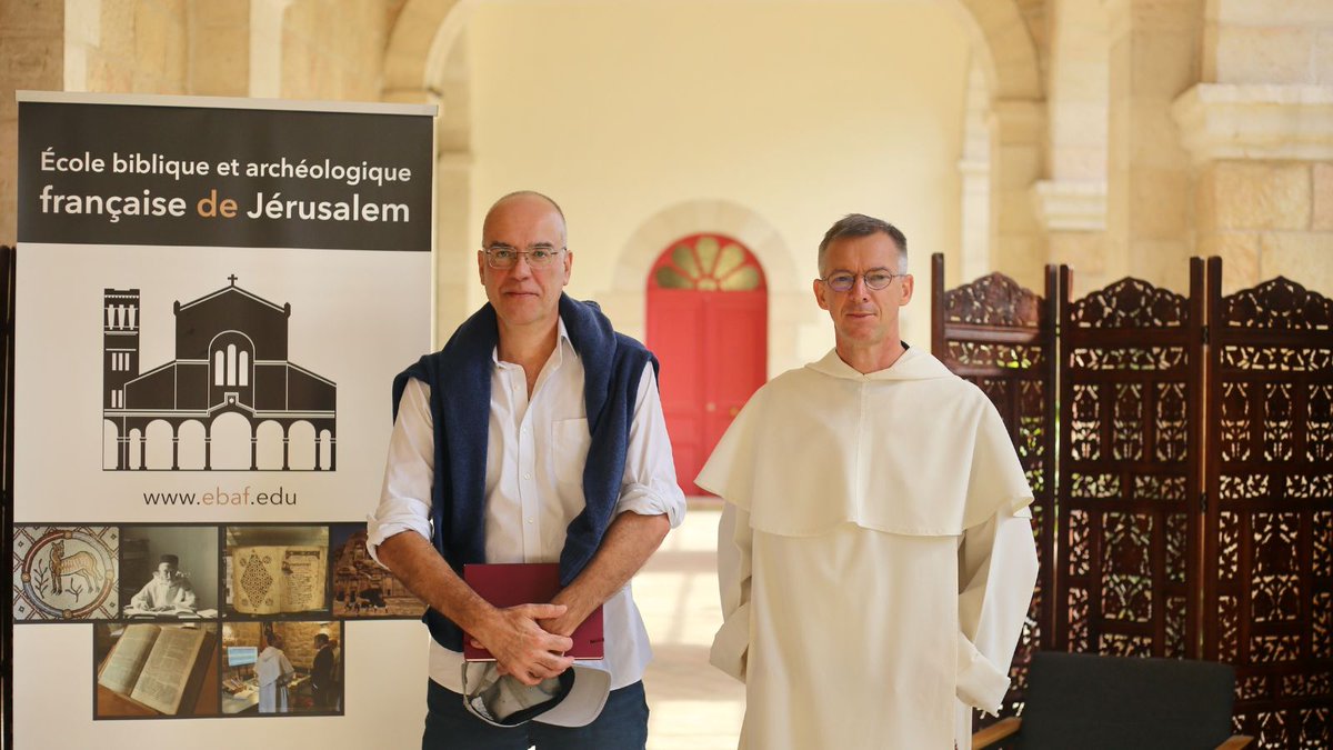 Belle rencontre du nouveau directeur du
@CRFJerusalem, François-Xavier Fauvelle, avec notre nouveau directeur et le prieur du couvent Saint-Étienne

#archeology @OPoquillon