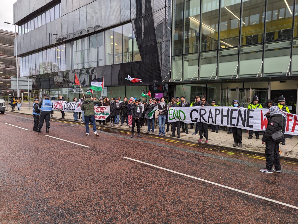 Another brilliant staff student protest for #Palestine today - this time at Manchester Uni <a href="/UM_UCU/">UMUCU</a> 

#CeasefireNowInGaza