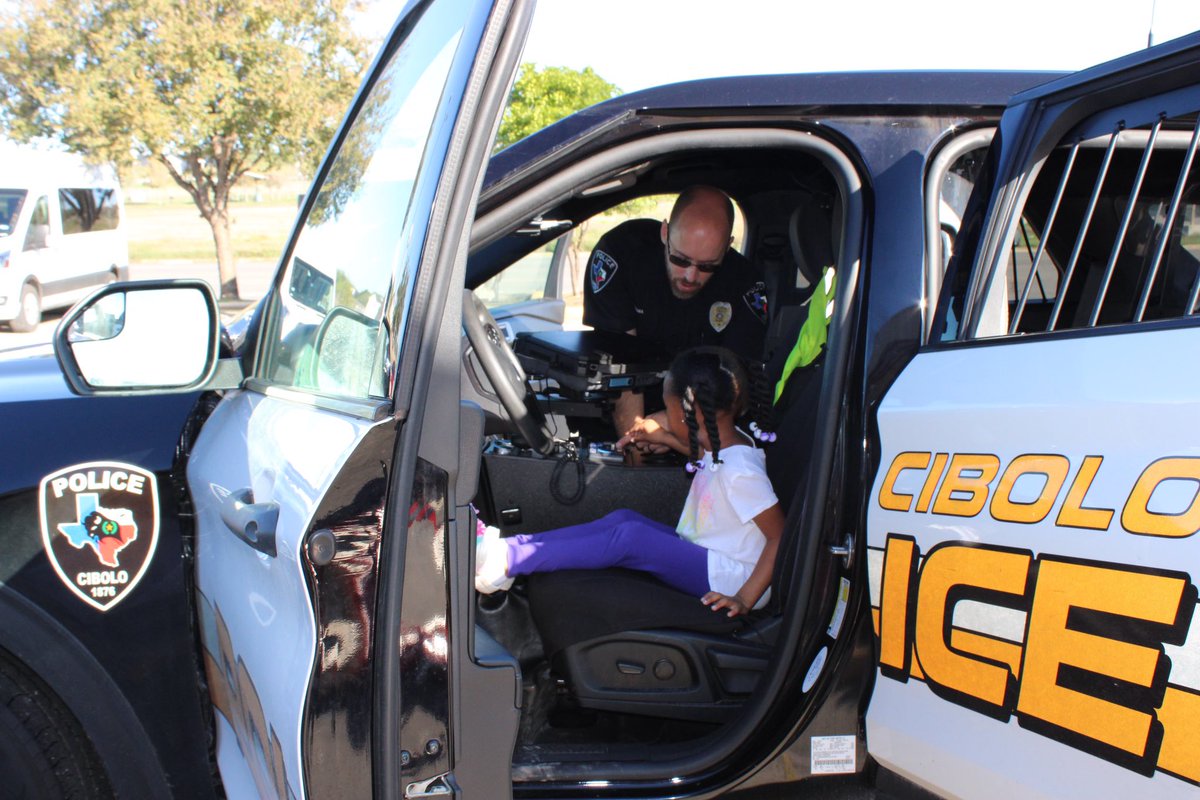 CiboloPD's tweet photo. 1/2 Officer Schima and his BFF McGruff the Crime Dog had a great time with the littles yesterday morning at Kids Academy. They discussed stranger danger, community helpers, a police officers job, and more.
#PartneringwiththeCommunity #tooshorttodrive #McGrufftheCrimeDog https://t.co/ShZKYIzv0P
