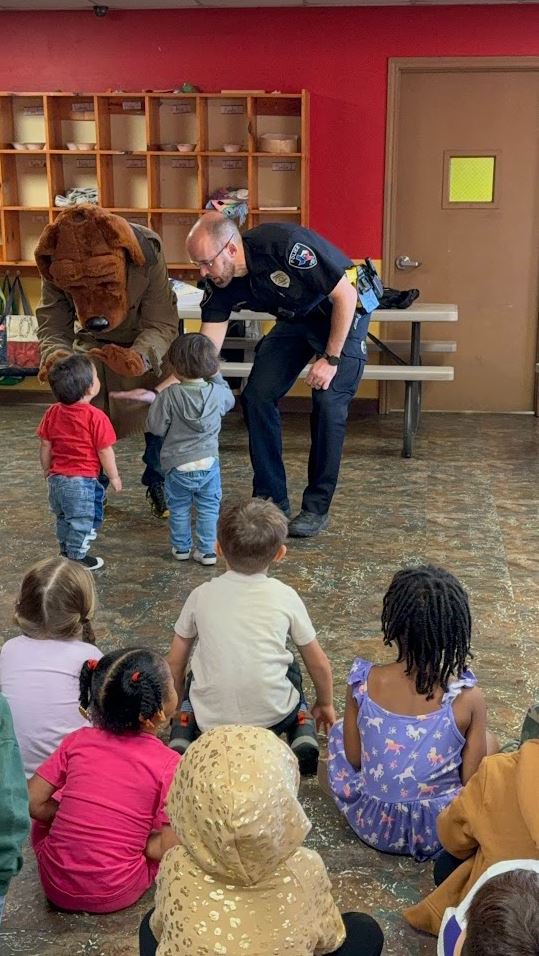 CiboloPD's tweet photo. 1/2 Officer Schima and his BFF McGruff the Crime Dog had a great time with the littles yesterday morning at Kids Academy. They discussed stranger danger, community helpers, a police officers job, and more.
#PartneringwiththeCommunity #tooshorttodrive #McGrufftheCrimeDog https://t.co/ShZKYIzv0P