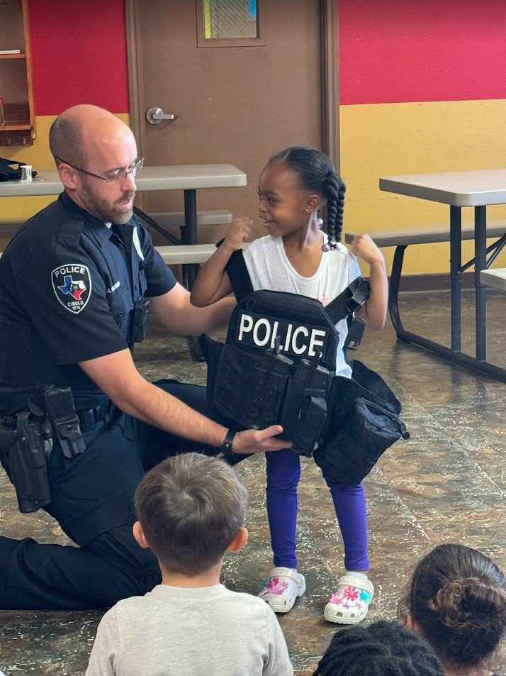 CiboloPD's tweet photo. 1/2 Officer Schima and his BFF McGruff the Crime Dog had a great time with the littles yesterday morning at Kids Academy. They discussed stranger danger, community helpers, a police officers job, and more.
#PartneringwiththeCommunity #tooshorttodrive #McGrufftheCrimeDog https://t.co/ShZKYIzv0P