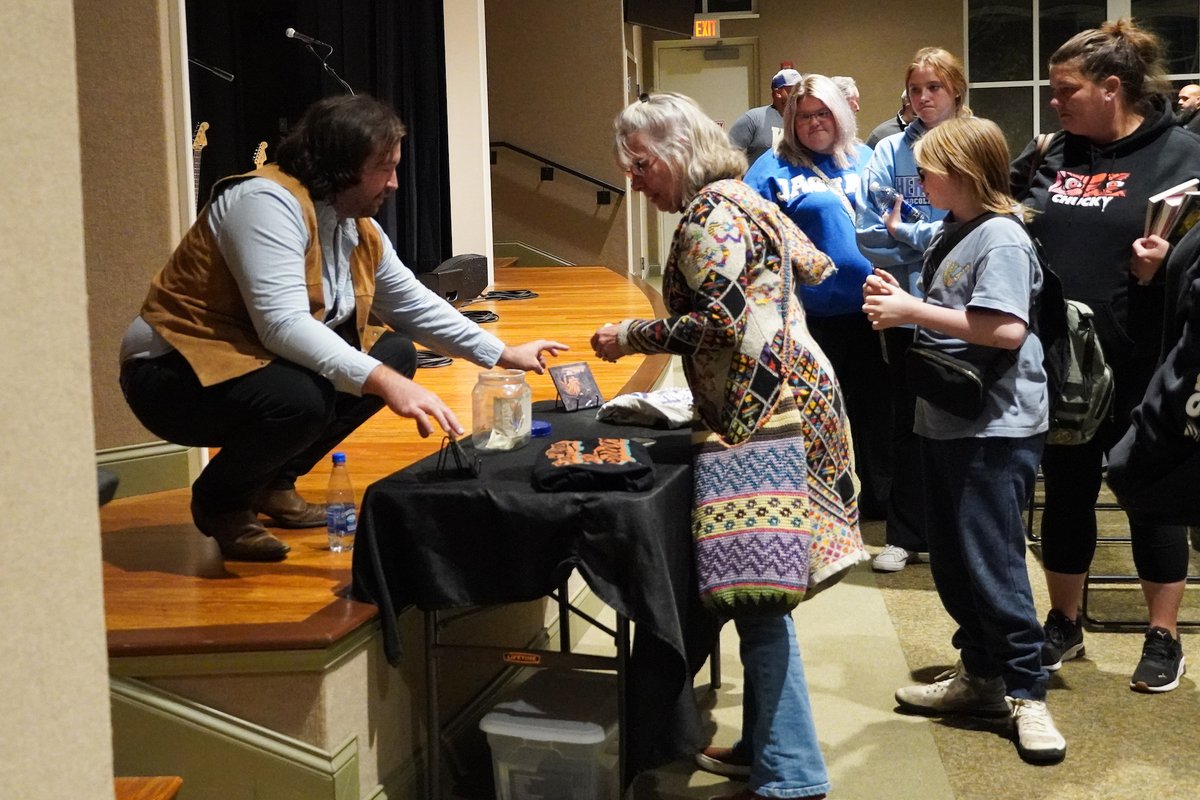 laurellibrary's tweet photo. Our patrons enjoyed the musical performance of Jordan Allen & The Bellwethers on our stage! The combination of storytelling vocals and catchy riffs made for a great night. 🎤🎶
…
#LaurelLibrary #PublicLibraries #LondonKY #Concert #JordanAllenAndTheBellwethers https://t.co/dHKIuUgjen