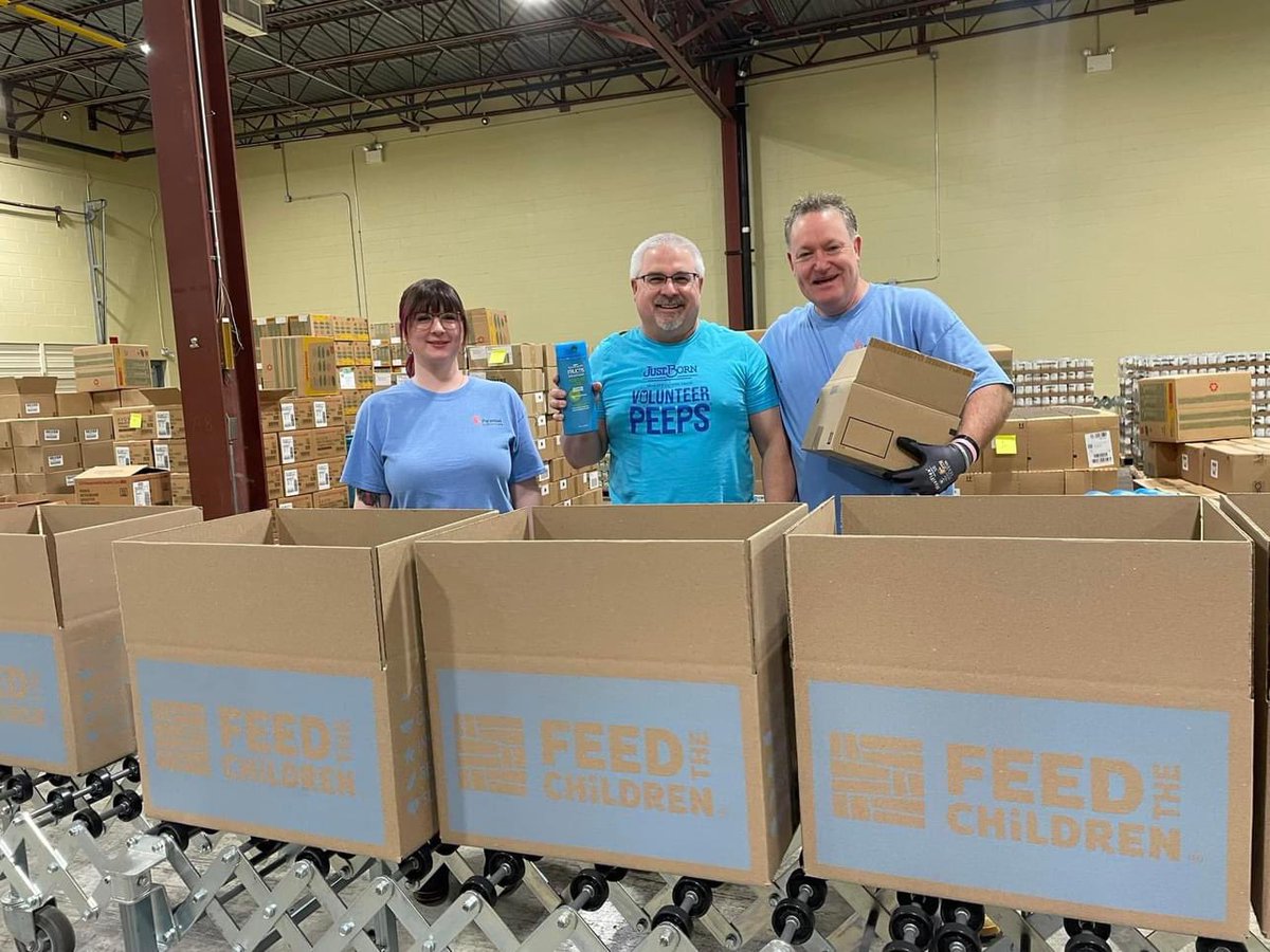 Volunteering is the core of bringing sweetness to peoples lives! Last week, we had the opportunity to pack boxes for Feed the Children. It was a great time! 💛