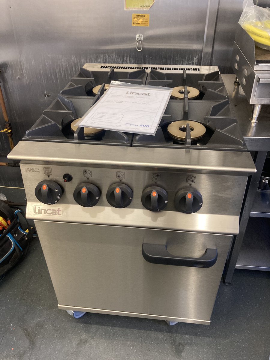 CCESUK's tweet photo. @LincatLtd OG8001/N 4 Burner Oven Range install in #lincoln 👊🏼

#lincat #oven #ovenrange #gas https://t.co/zSfDtzS7ox
